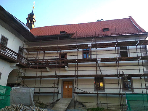 Budova kláštera v rekonstrukci